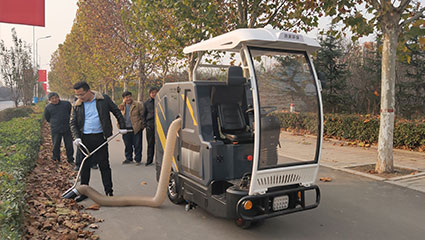 小型駕駛式樹(shù)葉收集車BY-T5配置