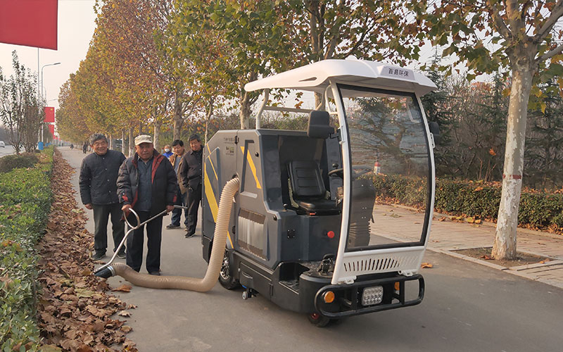 小型駕駛式樹(shù)葉收集車BY-T5