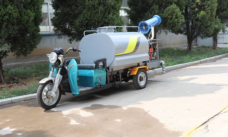 電動(dòng)三輪灑水車應(yīng)對道路灑水及降塵、綠化澆水、應(yīng)急消防好幫手