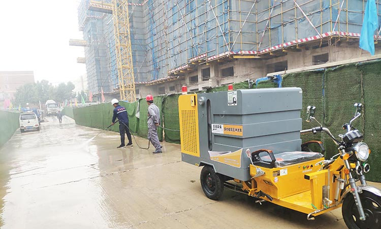 百易長青高壓沖洗車高壓水槍沖洗路面.jpg