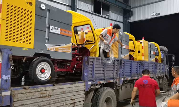 淄博環(huán)衛(wèi)訂購(gòu)的可上牌高壓清洗車裝車發(fā)貨