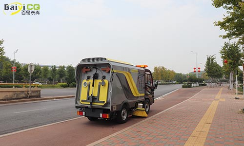 小型洗掃車清掃人行道，無揚塵優勢更明顯