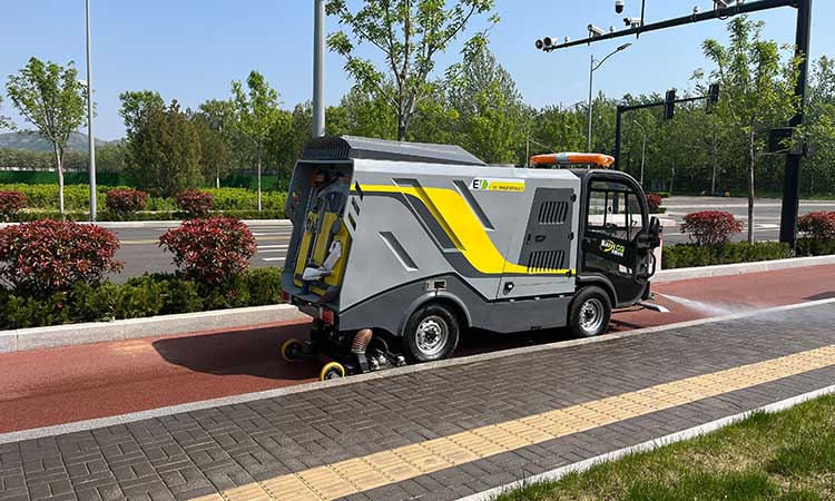 小型電動深度清潔車—還原路面地磚本色，席地而坐