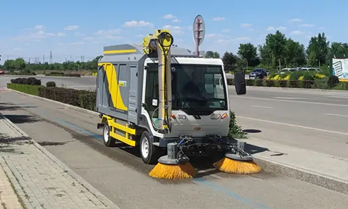 電動(dòng)樹葉收集車，解決落葉季大面積落葉路面堆積難清理問(wèn)題