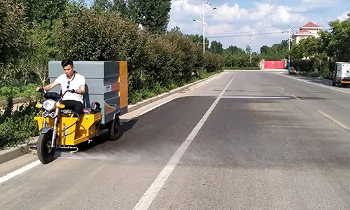 道路高壓清洗車是一款道路沖洗，水掃多用途電動環(huán)衛(wèi)設備