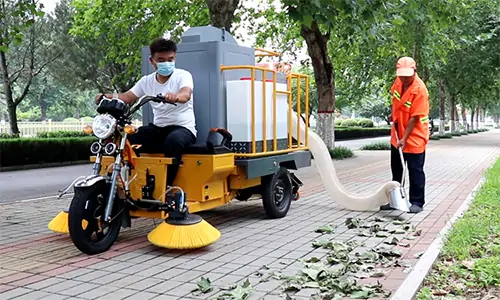 吸樹葉機(jī)器成堆，零散樹葉收集轉(zhuǎn)運(yùn)