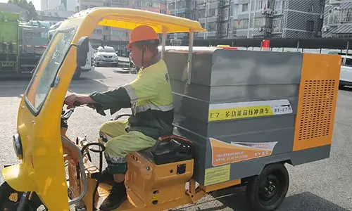 小型三輪高壓清洗車(chē)在一線城市的道路上隨處可見(jiàn)