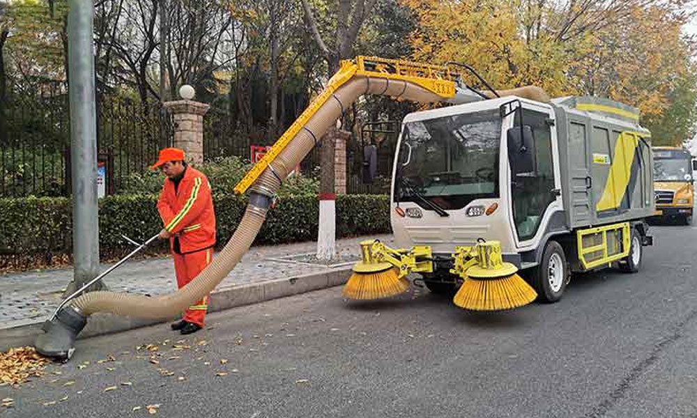 多功能樹葉收集車--解決秋、冬季大面積落葉難以收集和轉(zhuǎn)運(yùn)問(wèn)題！緩解保潔員勞動(dòng)強(qiáng)度！