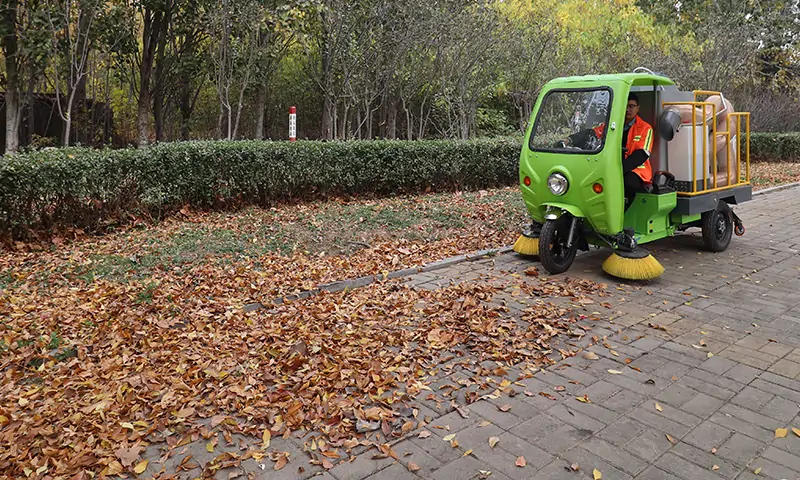 小型三輪樹葉收集車，零散落葉收集有奇效！使用方式，運(yùn)用場(chǎng)景一起來(lái)了解一下吧！