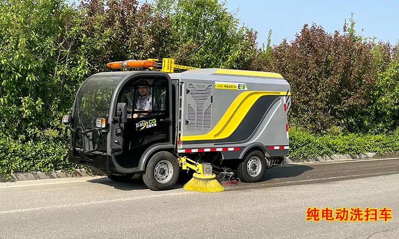 小型純電動洗掃車，節假日期間路面高效洗掃專用車型，操作簡單，效果杰出！