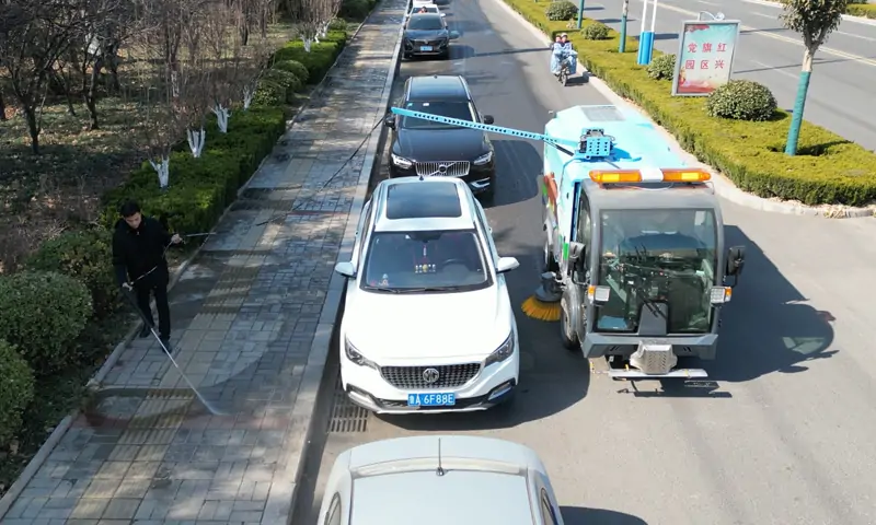 純電動洗掃車輔道路邊車下衛生治理有奇招！旋轉型機械臂大顯身手，一沖就干凈！