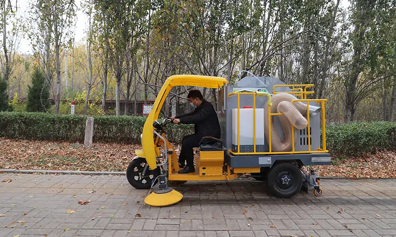 落葉收集專用車-小型樹葉收集車的用處到底有哪些？園林，景區(qū)，物業(yè)人群快來(lái)看一下！