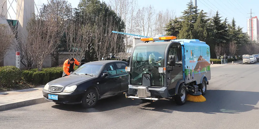 路面污漬清潔“專家”_電動洗掃車_環衛洗掃車_小型洗掃車
