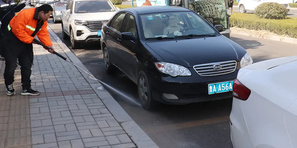 路面污漬清潔“專家”_電動洗掃車_環衛洗掃車_小型洗掃車