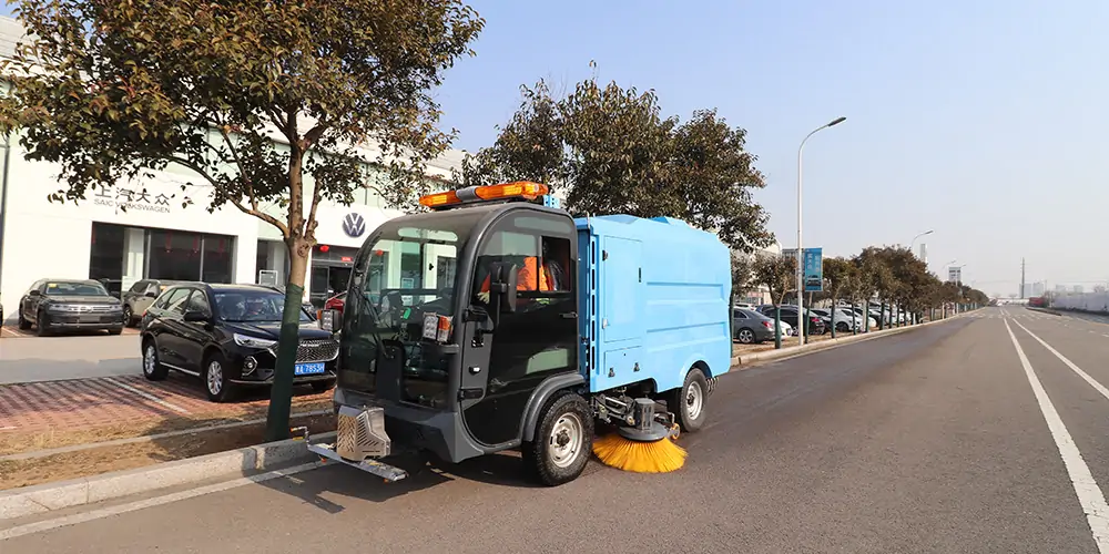 路面污漬清潔“專家”_電動洗掃車_環衛洗掃車_小型洗掃車
