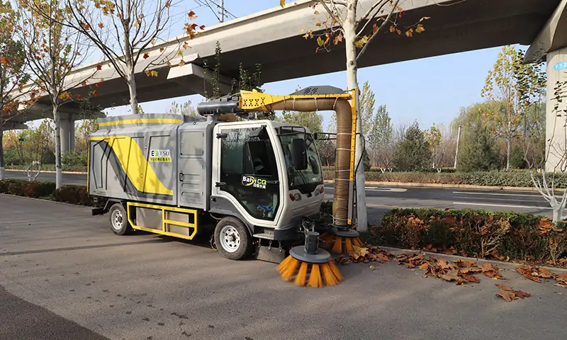 落葉收集大挑戰(zhàn)！秋季落葉收集專用車！純電動(dòng)更環(huán)保，大容量垃圾箱滿足多場(chǎng)地需求！