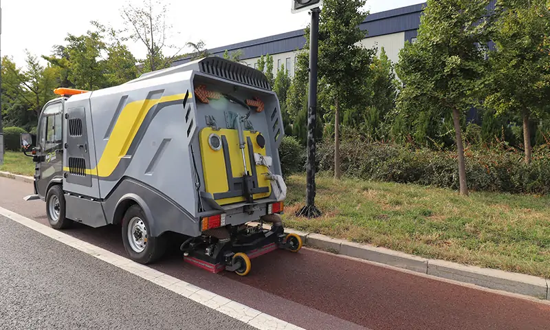 市政人行道太狹窄不好清理怎么辦？純電動深度清潔車，一車多用，有效解決市政人行道清理難題！