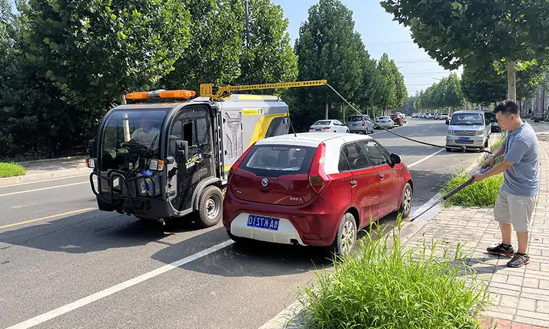 純電動洗掃車輔道人行道顯身手！狹窄道路洗掃，高壓沖洗人行道，車輛過后地面整潔又衛生！