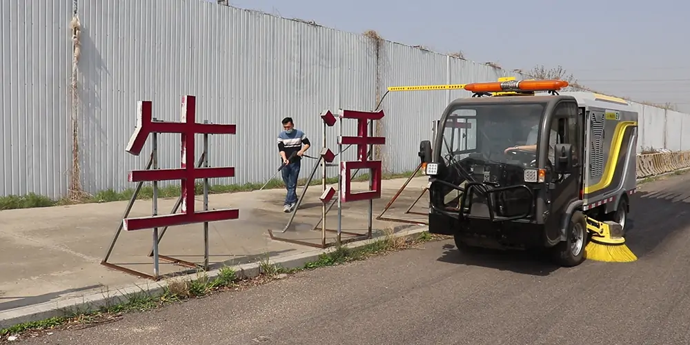 道路洗掃車_路面污漬清潔“專家”_電動洗掃車_環衛洗掃車_小型洗掃車