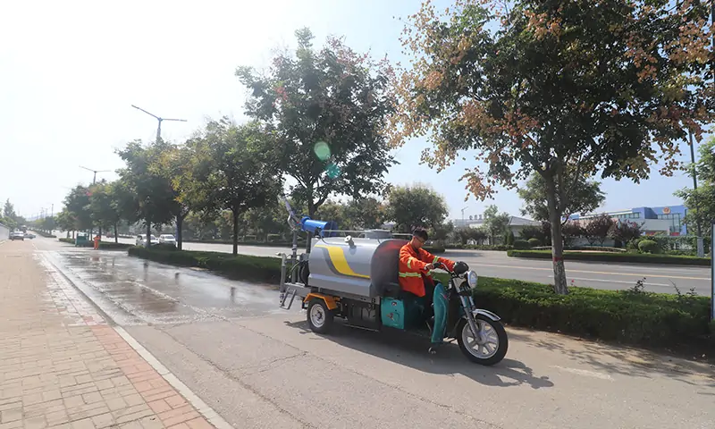 小型三輪灑水車道路灑水好幫手，多種灑水模式可選，滿足多種環(huán)衛(wèi)作業(yè)需求。