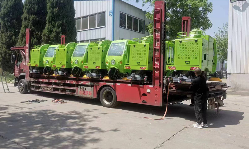 百易三輪駕駛式樹葉收集車發(fā)車！操作簡(jiǎn)單，輕輕松松搞定落葉收集轉(zhuǎn)運(yùn)難題！