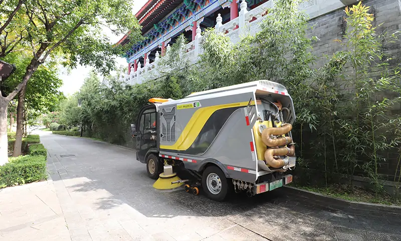 純電動洗掃車，車輛底部垃圾衛生治理有妙招，多方位解決道路污染問題。