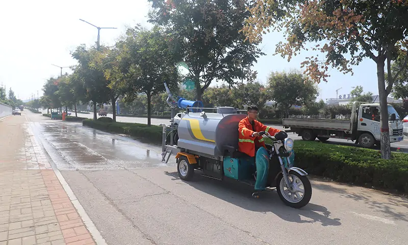三輪樹葉收集車，體積小巧，操作簡(jiǎn)單，環(huán)衛(wèi)作業(yè)必不可少落葉收集神器！