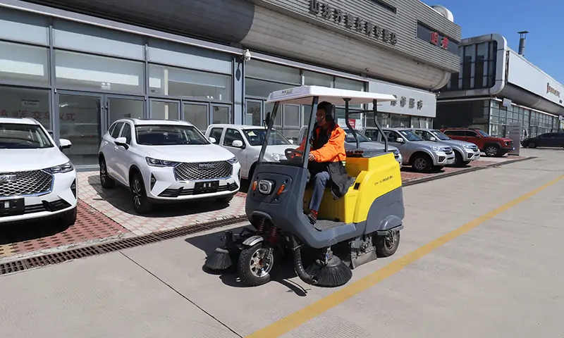 小型三輪駕駛式掃地車：高效清潔與環保共贏，純電動，更環保！