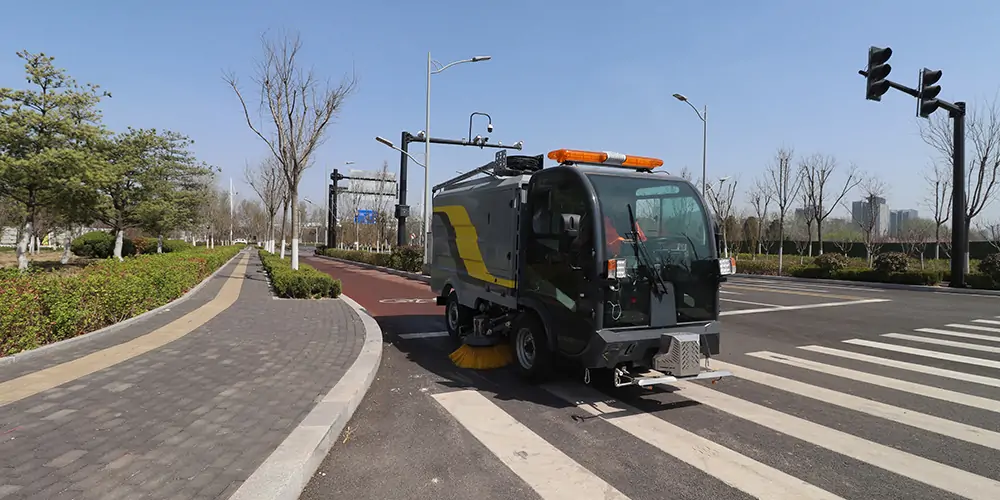 道路洗掃車(chē)_路面污漬清潔“專(zhuān)家”_電動(dòng)洗掃車(chē)_環(huán)衛(wèi)洗掃車(chē)_小型洗掃車(chē)