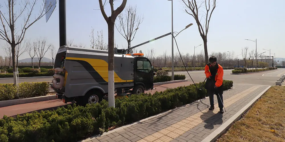 道路洗掃車(chē)_路面污漬清潔“專(zhuān)家”_電動(dòng)洗掃車(chē)_環(huán)衛(wèi)洗掃車(chē)_小型洗掃車(chē)