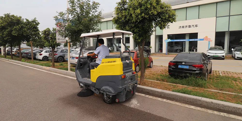 純電動樹葉收集車_多功能樹葉收集車_吸樹葉的機器_掃樹葉神器