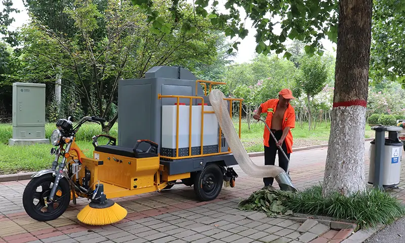 小型三輪駕駛式樹葉收集車：環(huán)衛(wèi)利器的革新，操作簡(jiǎn)單，功能多樣！