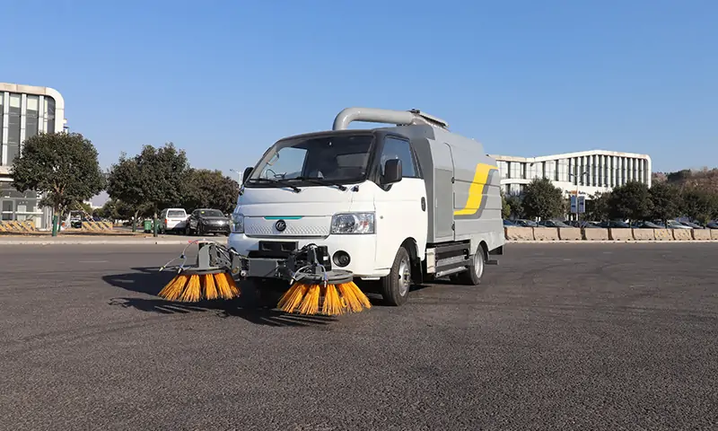 新能源樹葉收集車，助力環(huán)保與多功能應(yīng)用！共創(chuàng)美好生活環(huán)境！