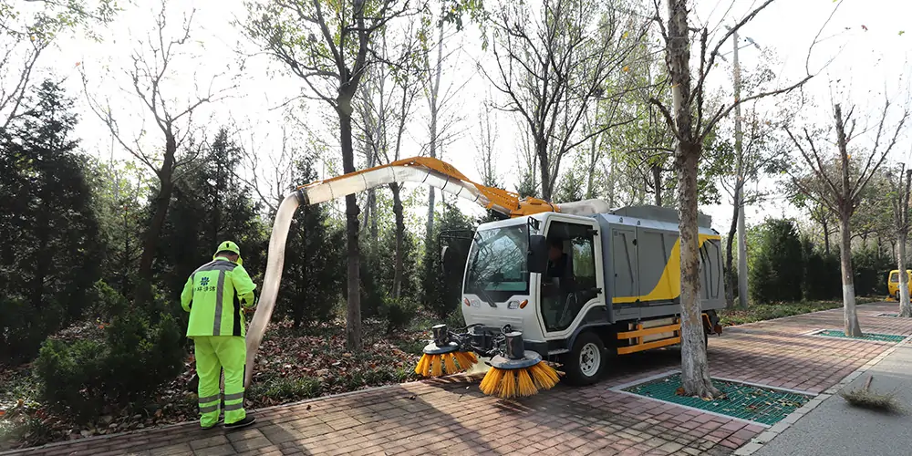 吸入式樹葉收集車,破碎樹葉收集車,強力吸樹葉收集車,大型樹葉收集清掃車