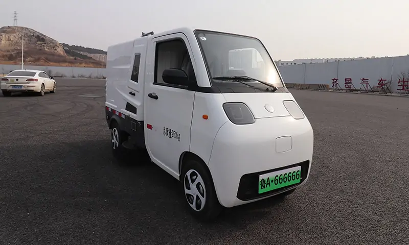 小型純電動洗掃車：城市清潔新利器,功能多樣，應(yīng)用廣泛