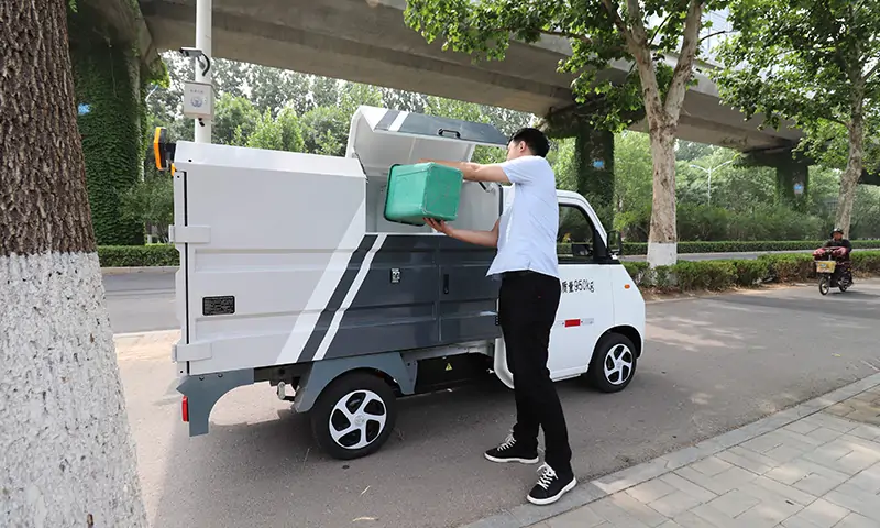 新能源垃圾清運車：物業(yè)景區(qū)道路垃圾桶垃圾轉(zhuǎn)運的專業(yè)設(shè)備